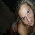 Rubia guapetona tomandose fotos cachondas