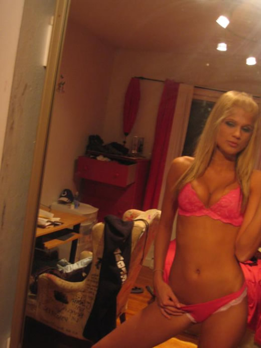 Rubia mamacita con tremendas tetas Rubia mamacita con tremendas tetas