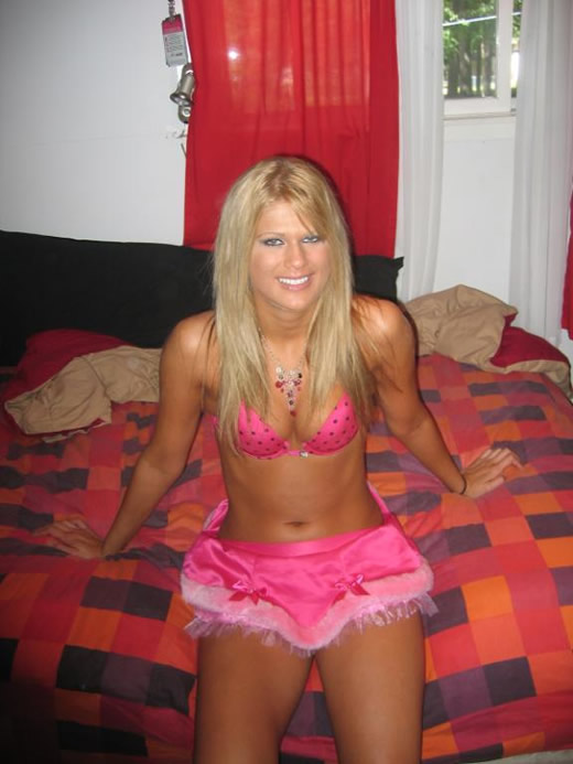 Rubia mamacita con tremendas tetas Rubia mamacita con tremendas tetas