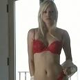 Rubia caliente se desnuda y se masturba en el chat