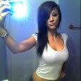 Hermosa amateur cachondeando frente al espejo